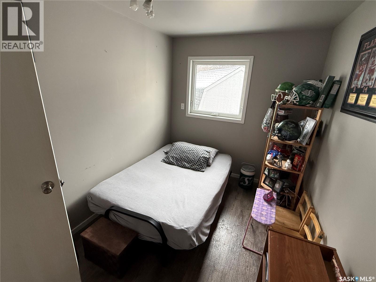 113 7Th Avenue Se, Weyburn, SK - Indoor Photo Showing Bedroom
