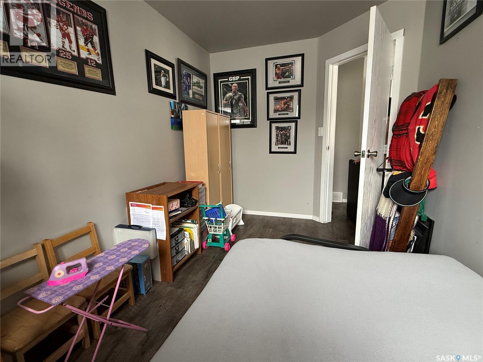 113 7Th Avenue Se, Weyburn, SK - Indoor