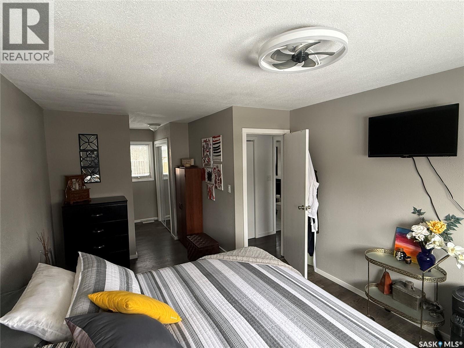 113 7Th Avenue Se, Weyburn, SK - Indoor Photo Showing Bedroom