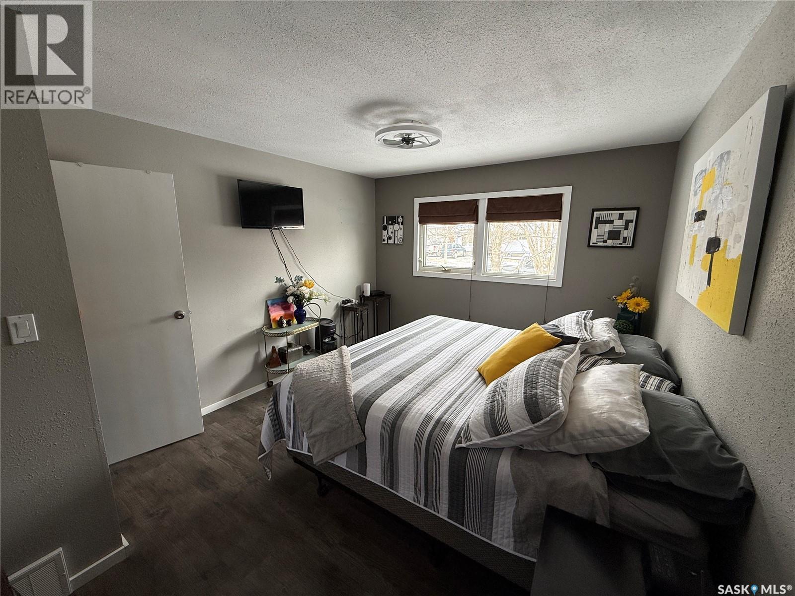 113 7Th Avenue Se, Weyburn, SK - Indoor Photo Showing Bedroom