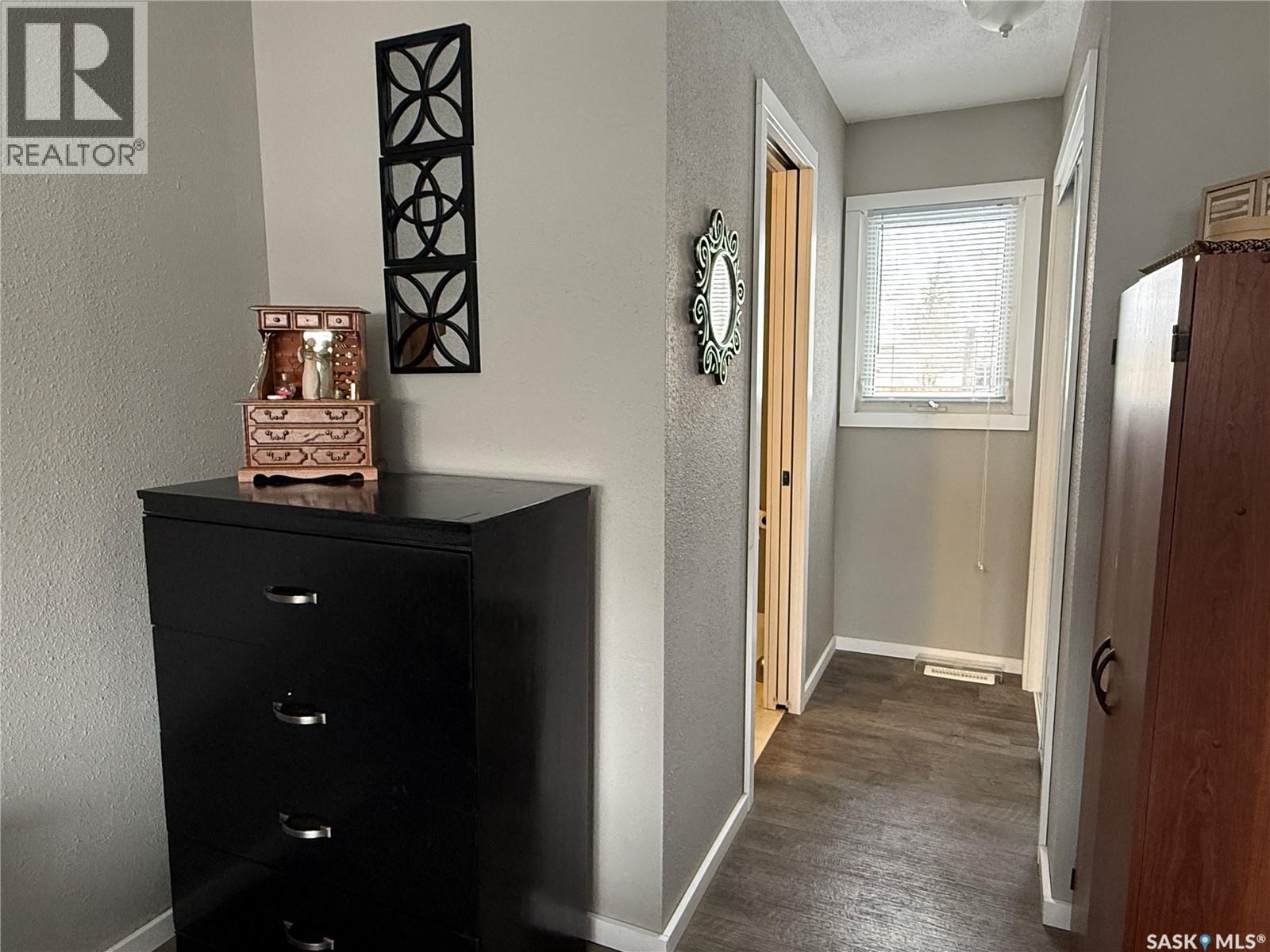 113 7Th Avenue Se, Weyburn, SK - Indoor Photo Showing Other Room