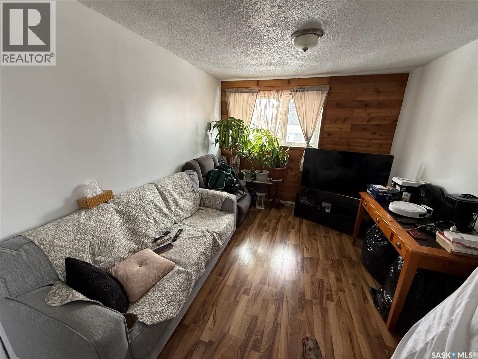113 7Th Avenue Se, Weyburn, SK - Indoor Photo Showing Living Room