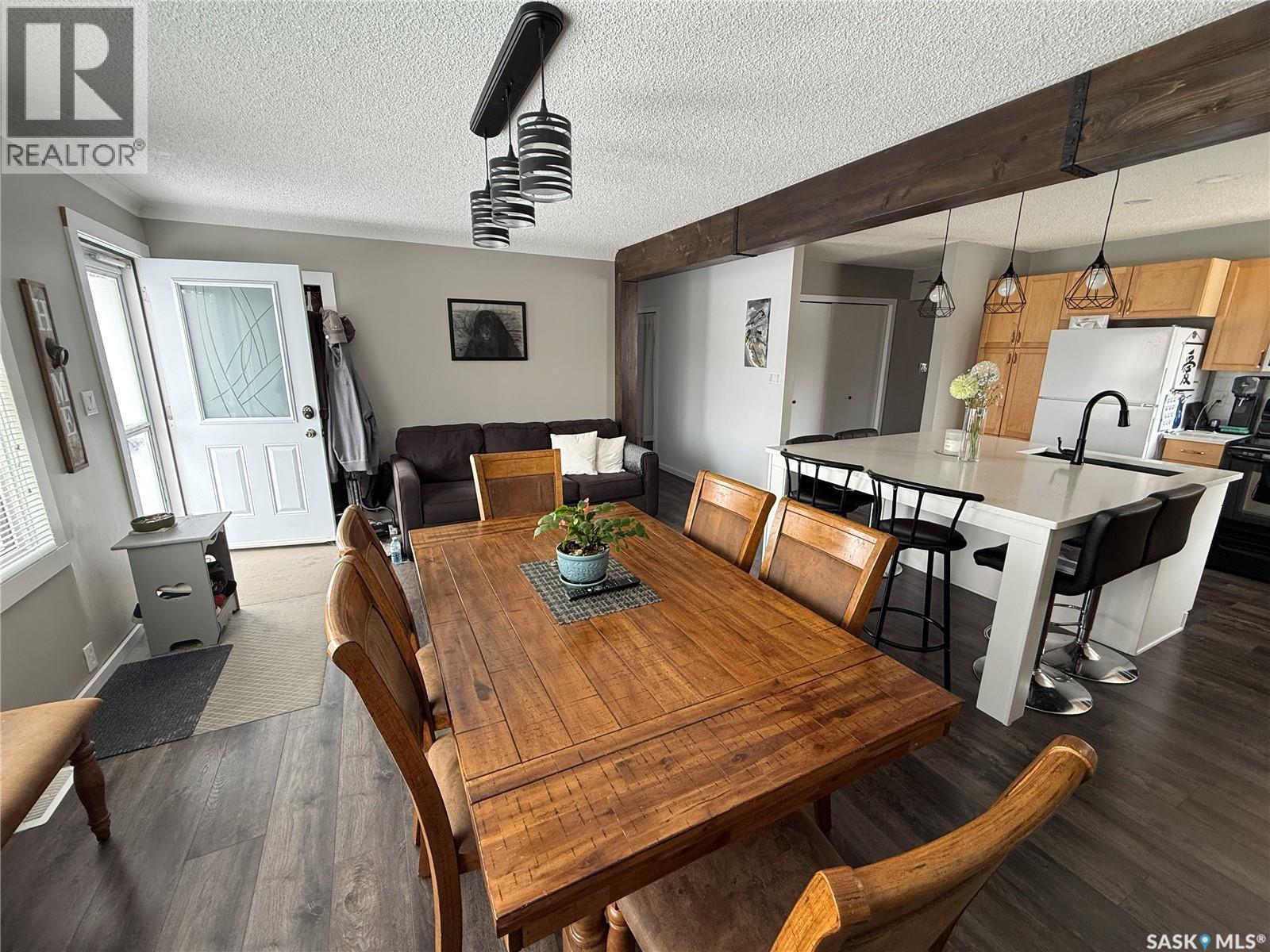 113 7Th Avenue Se, Weyburn, SK - Indoor Photo Showing Dining Room
