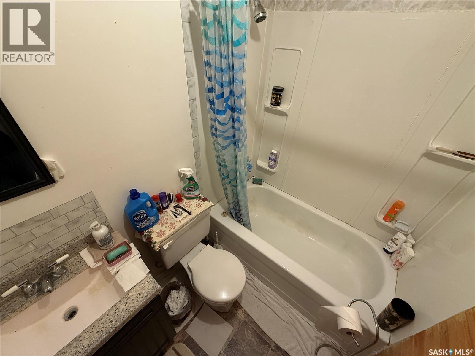 113 7Th Avenue Se, Weyburn, SK - Indoor Photo Showing Bathroom