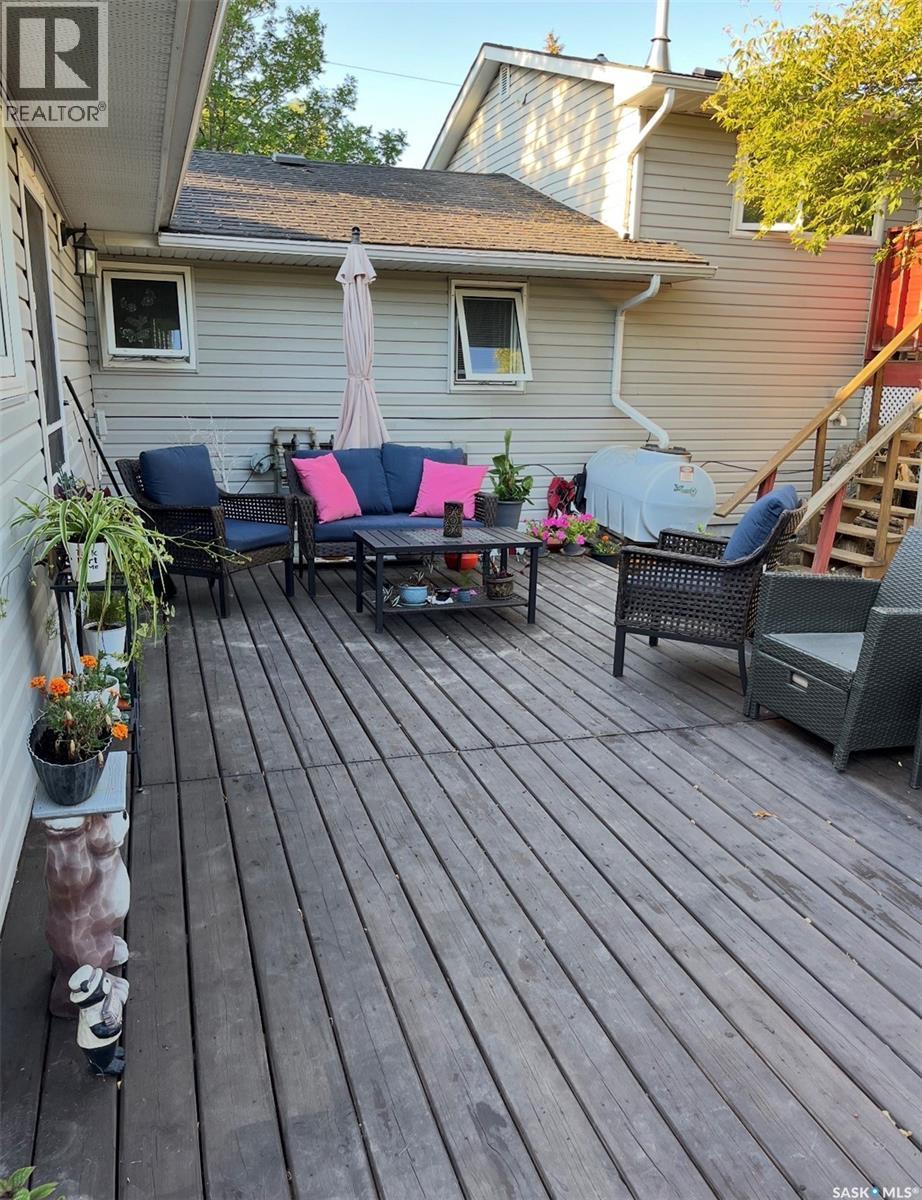 113 7Th Avenue Se, Weyburn, SK - Outdoor With Deck Patio Veranda With Exterior