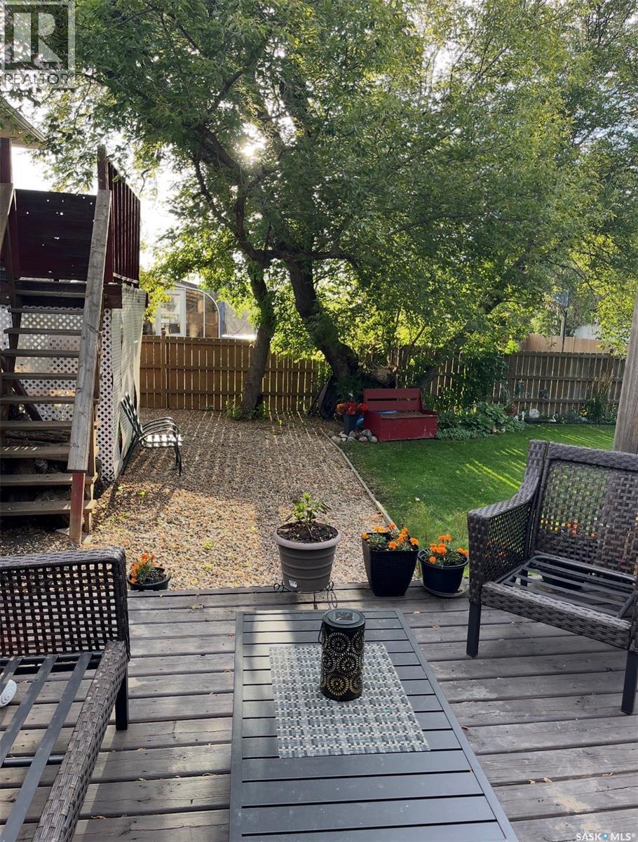 113 7Th Avenue Se, Weyburn, SK - Outdoor With Deck Patio Veranda