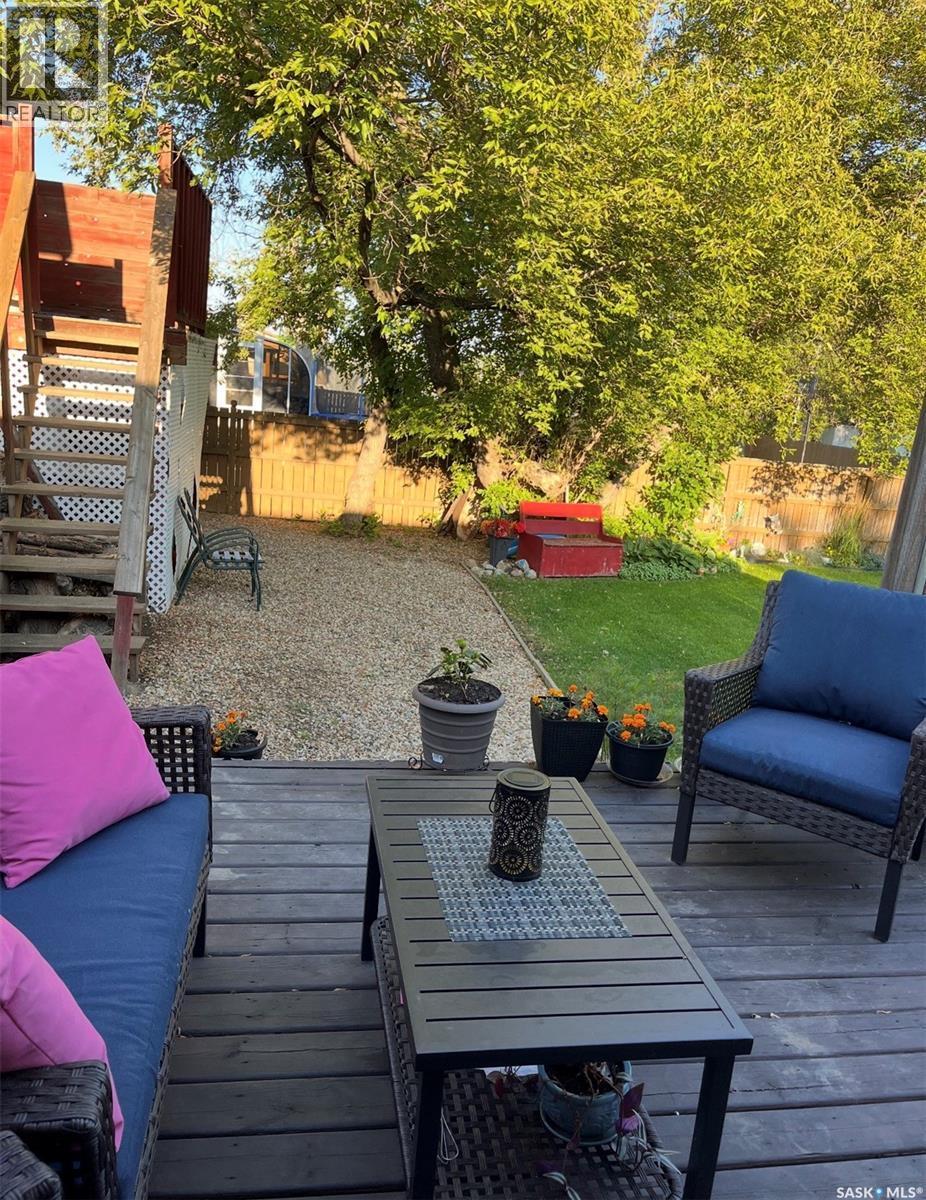 113 7Th Avenue Se, Weyburn, SK - Outdoor With Deck Patio Veranda