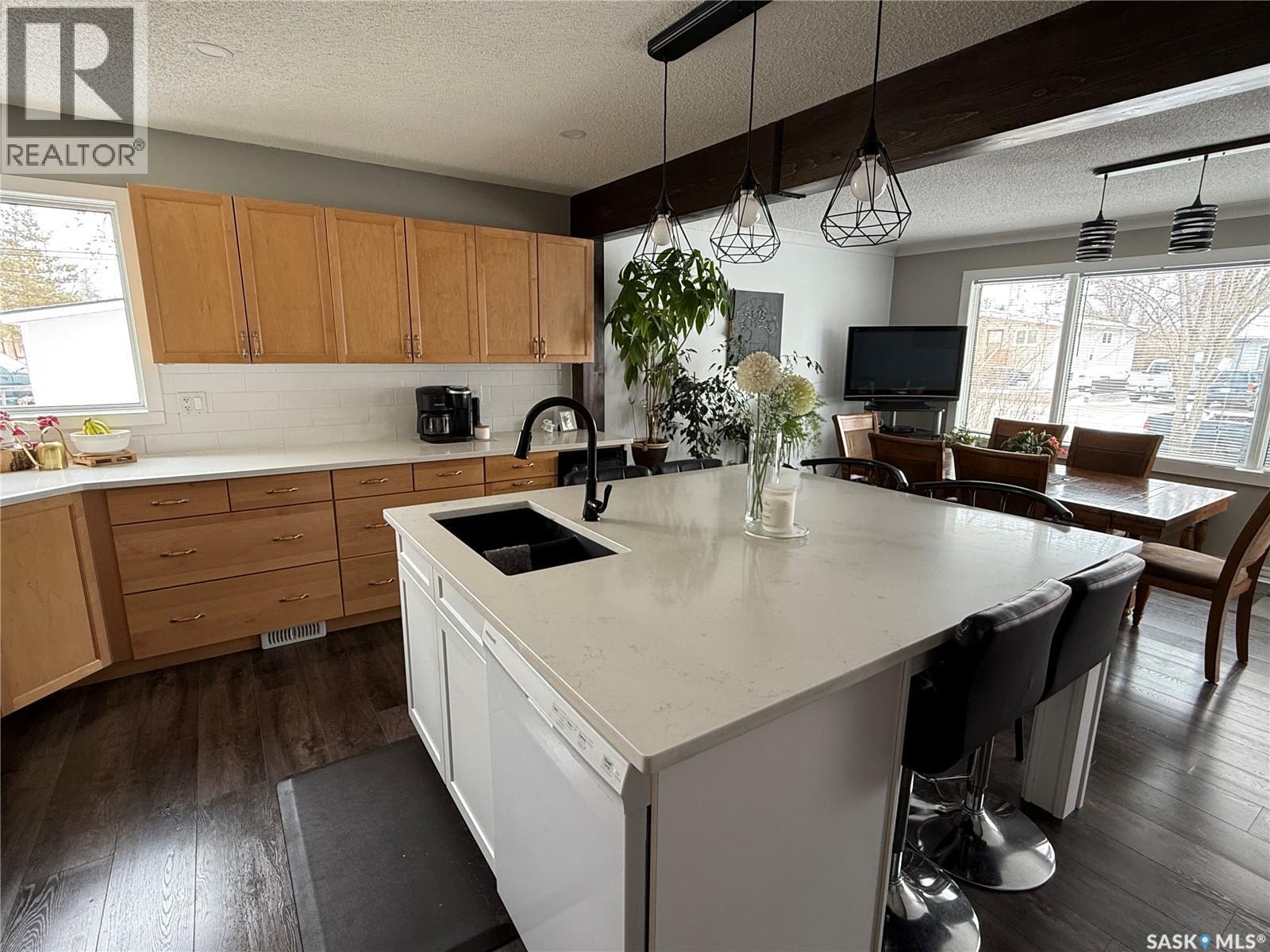113 7Th Avenue Se, Weyburn, SK - Indoor Photo Showing Kitchen With Double Sink