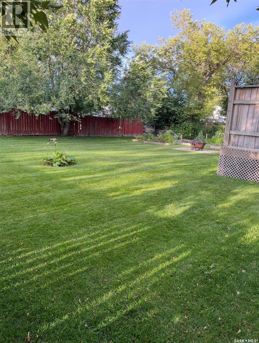 113 7Th Avenue Se, Weyburn, SK - Outdoor