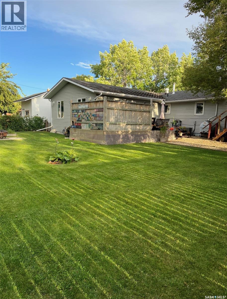 113 7Th Avenue Se, Weyburn, SK - Outdoor