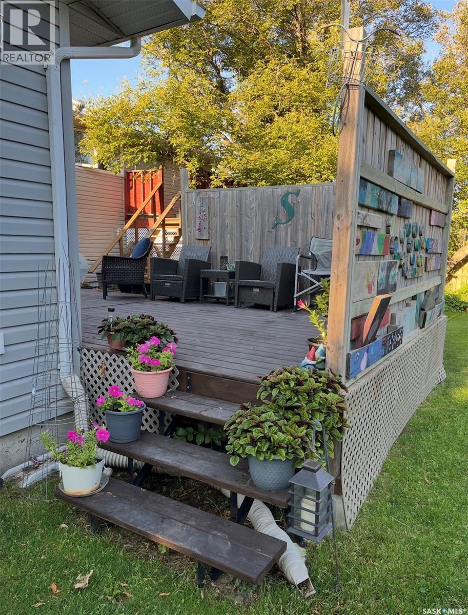 113 7Th Avenue Se, Weyburn, SK - Outdoor With Deck Patio Veranda With Exterior