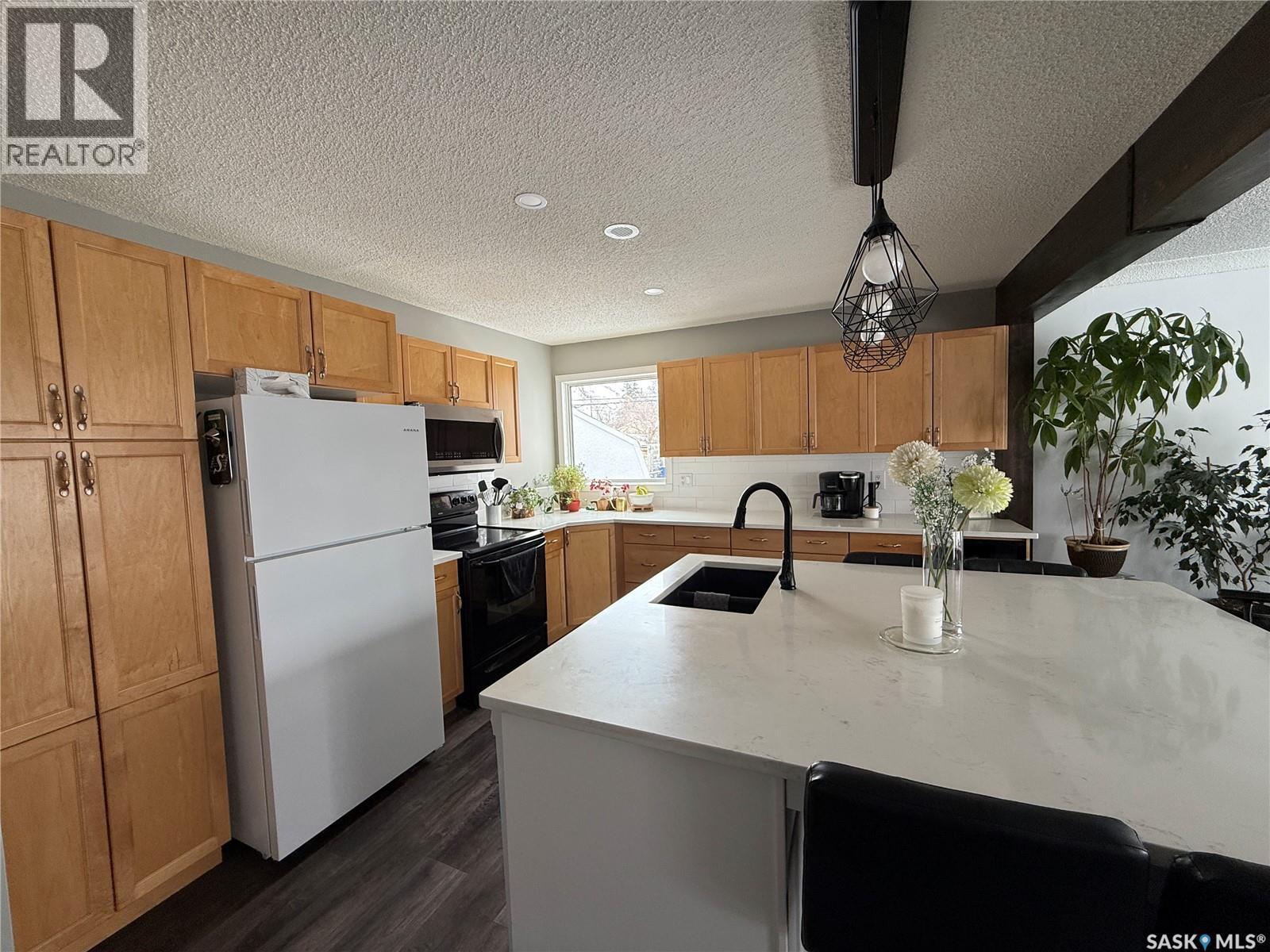 113 7Th Avenue Se, Weyburn, SK - Indoor Photo Showing Kitchen With Double Sink