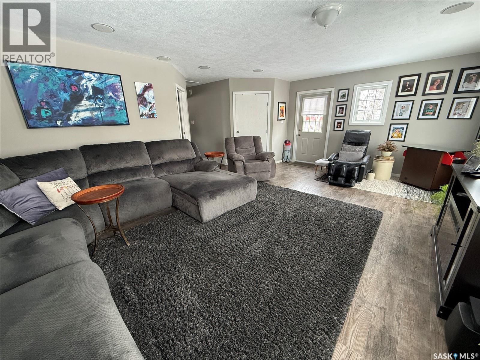 113 7Th Avenue Se, Weyburn, SK - Indoor Photo Showing Living Room