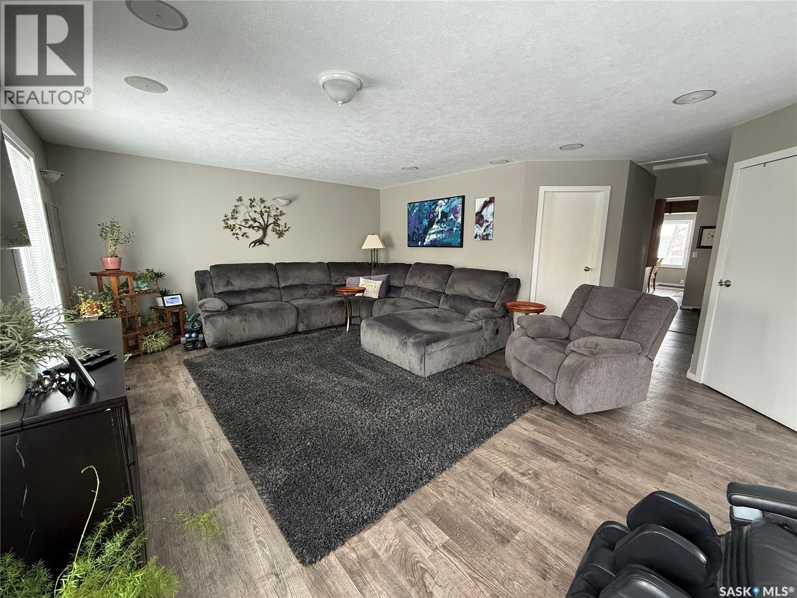 113 7Th Avenue Se, Weyburn, SK - Indoor Photo Showing Living Room
