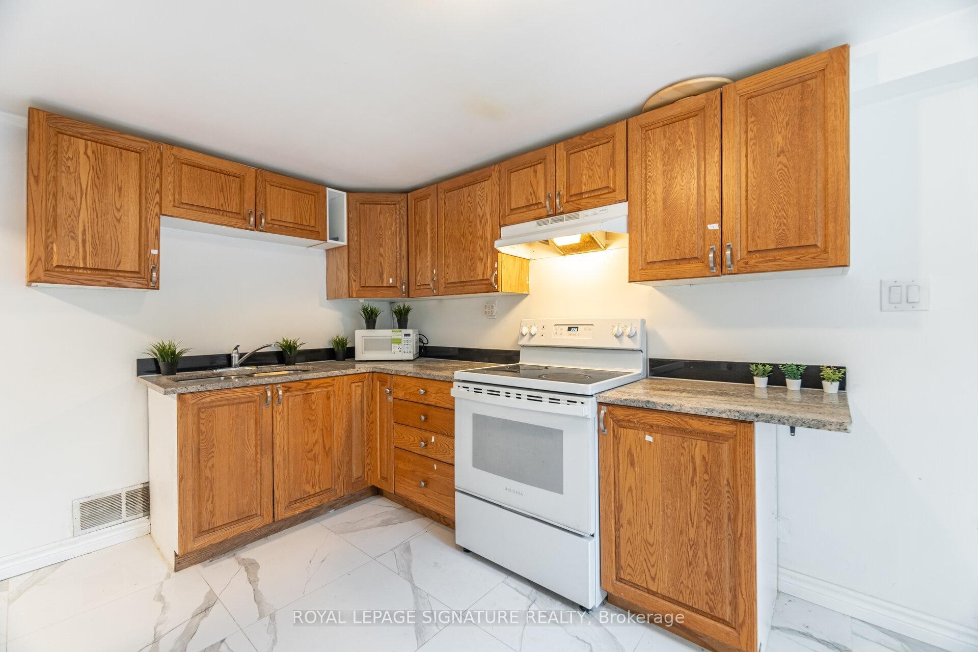 406 Tamarack Drive, Waterloo, ON - Indoor Photo Showing Kitchen