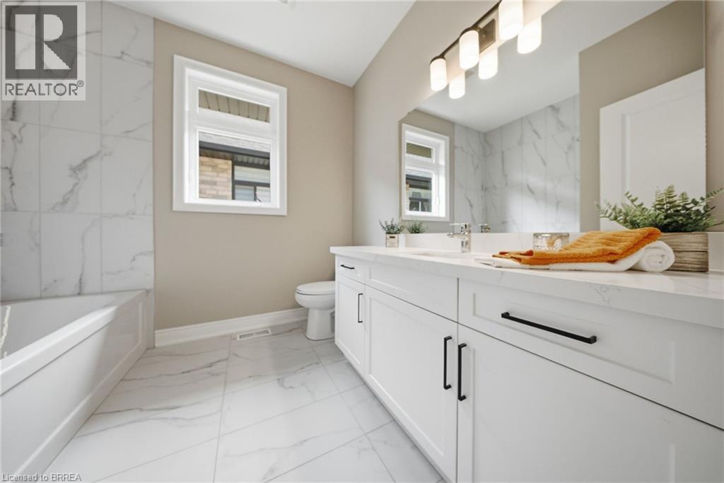105 Craddock Boulevard, Jarvis, ON - Indoor Photo Showing Bathroom
