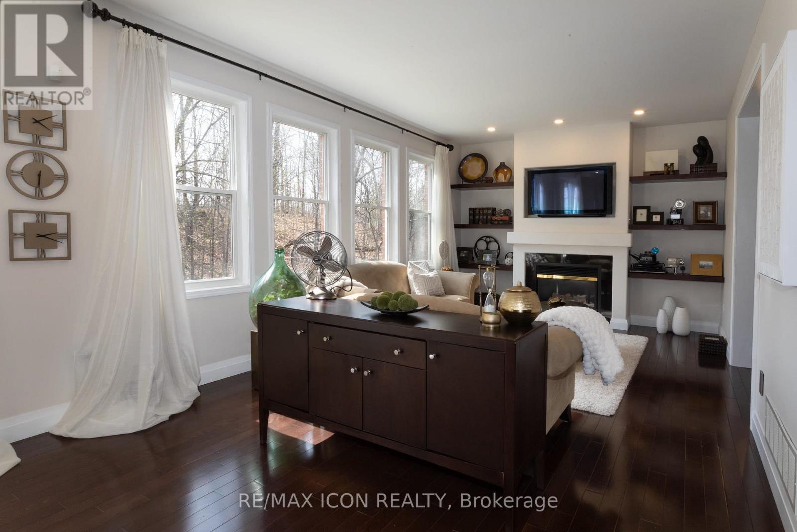 103 Glazebrook Crescent, Cambridge, ON - Indoor With Fireplace