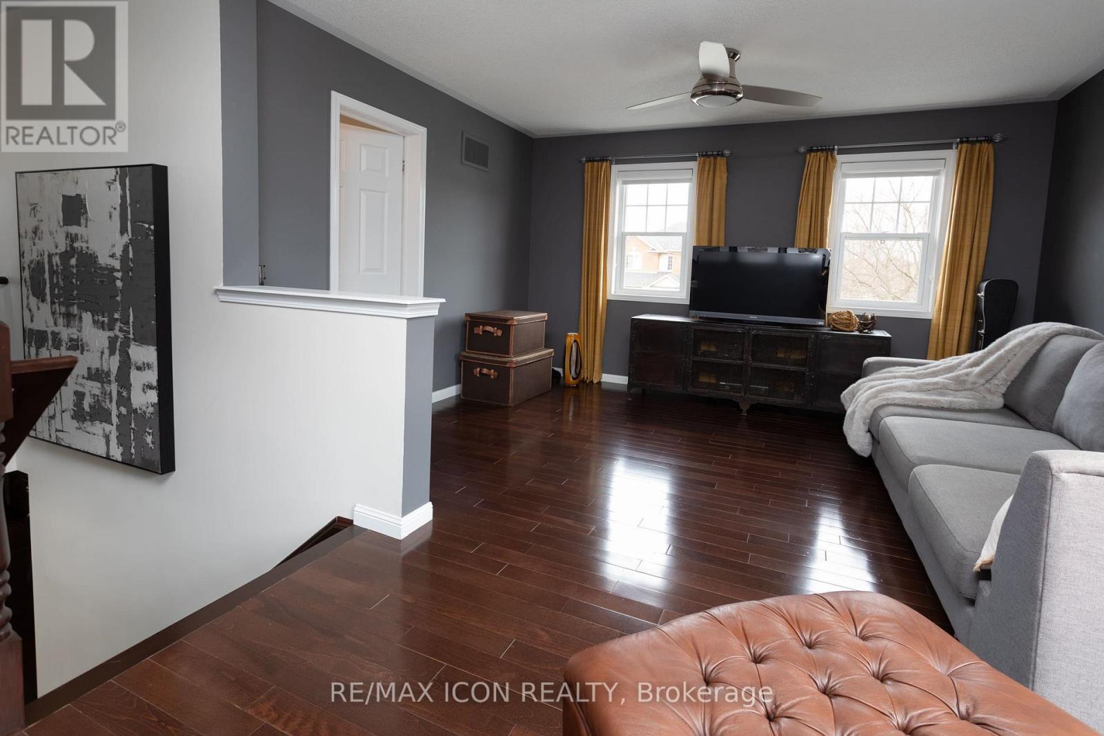 103 Glazebrook Crescent, Cambridge, ON - Indoor Photo Showing Living Room