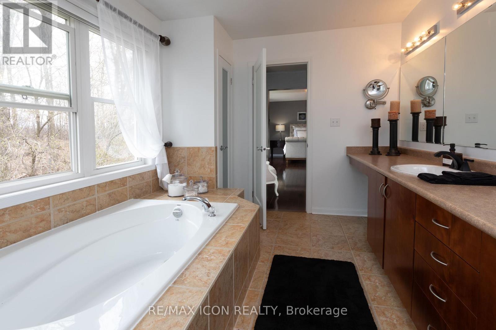103 Glazebrook Crescent, Cambridge, ON - Indoor Photo Showing Bathroom