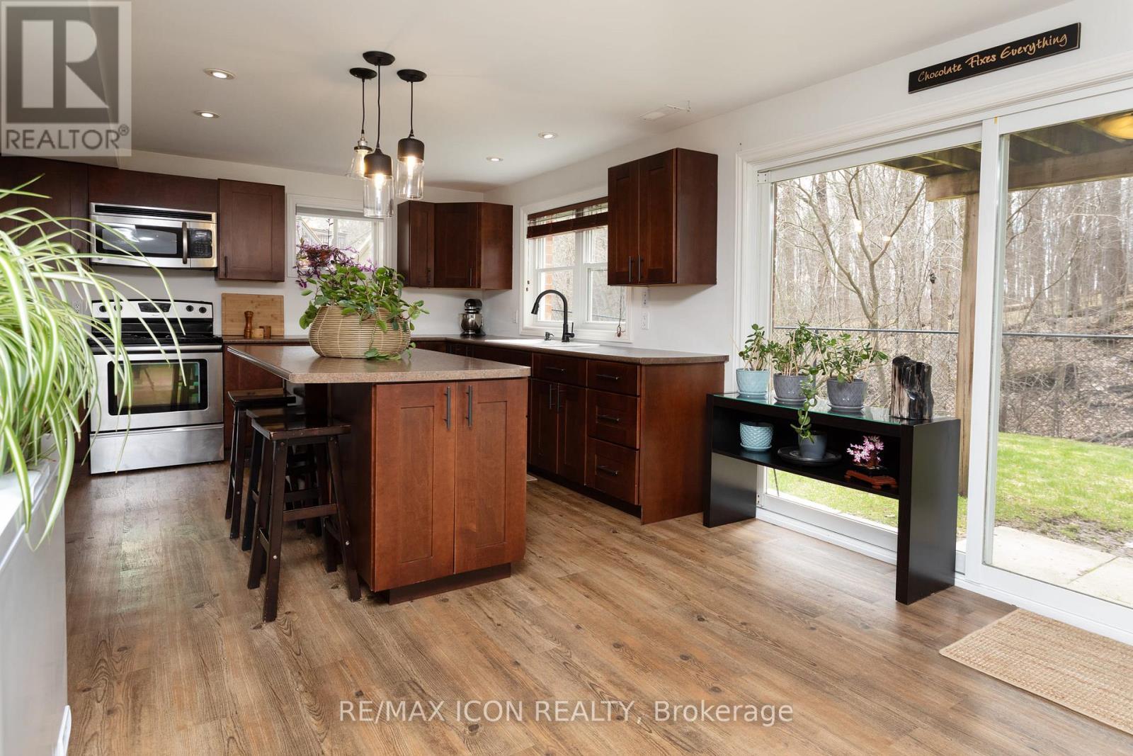 103 Glazebrook Crescent, Cambridge, ON - Indoor Photo Showing Kitchen With Upgraded Kitchen