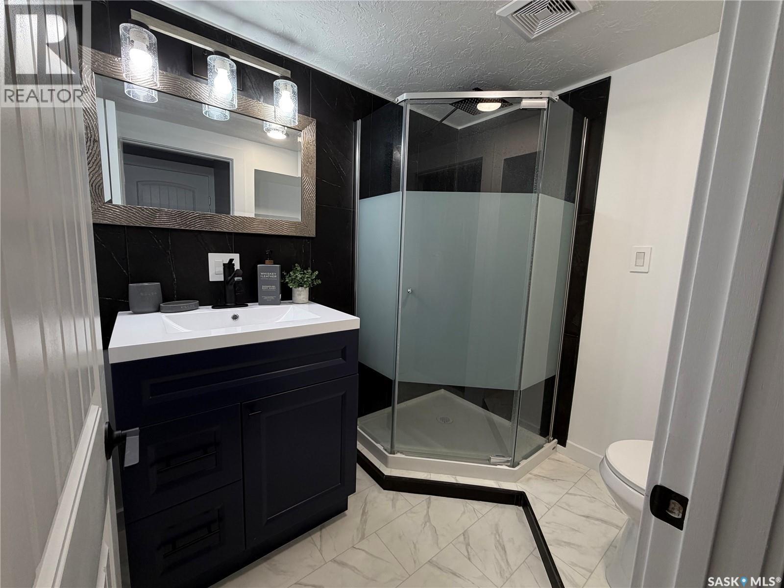 1128 Sidney Street E, Swift Current, SK - Indoor Photo Showing Bathroom