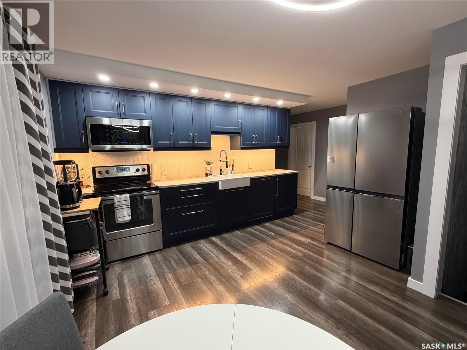 1128 Sidney Street E, Swift Current, SK - Indoor Photo Showing Kitchen With Stainless Steel Kitchen