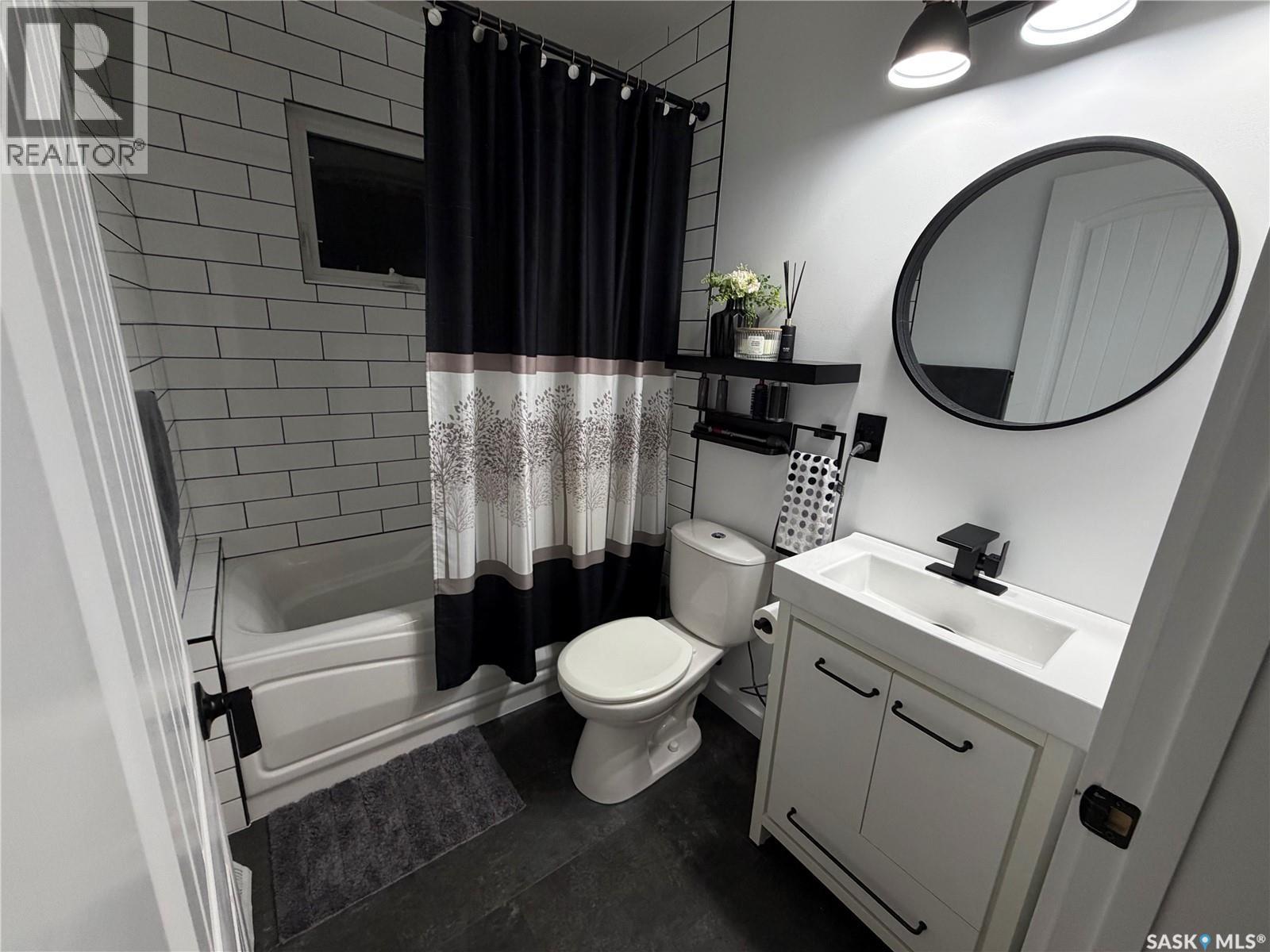 1128 Sidney Street E, Swift Current, SK - Indoor Photo Showing Bathroom