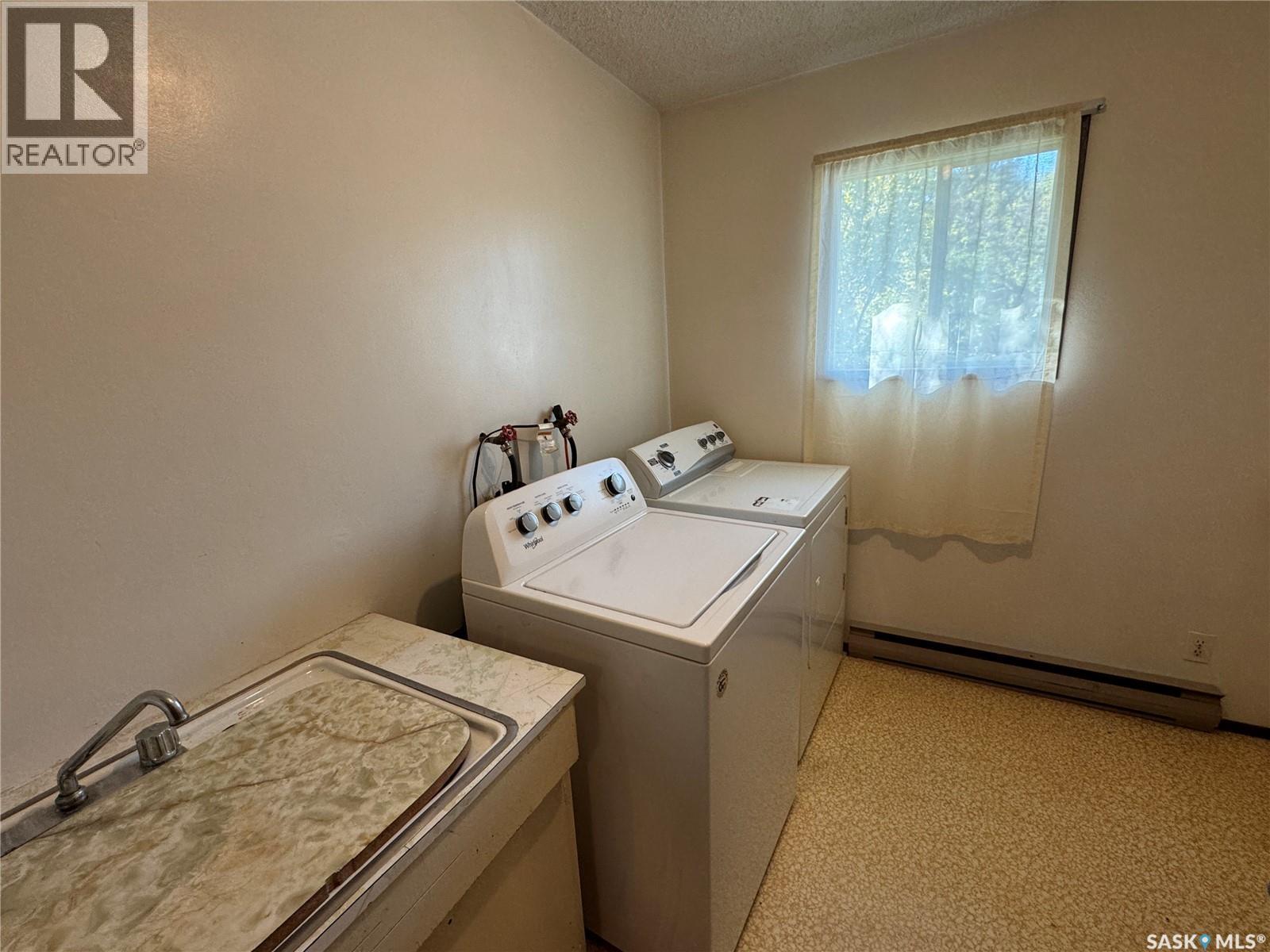 202 4Th Avenue, Landis, SK - Indoor Photo Showing Laundry Room