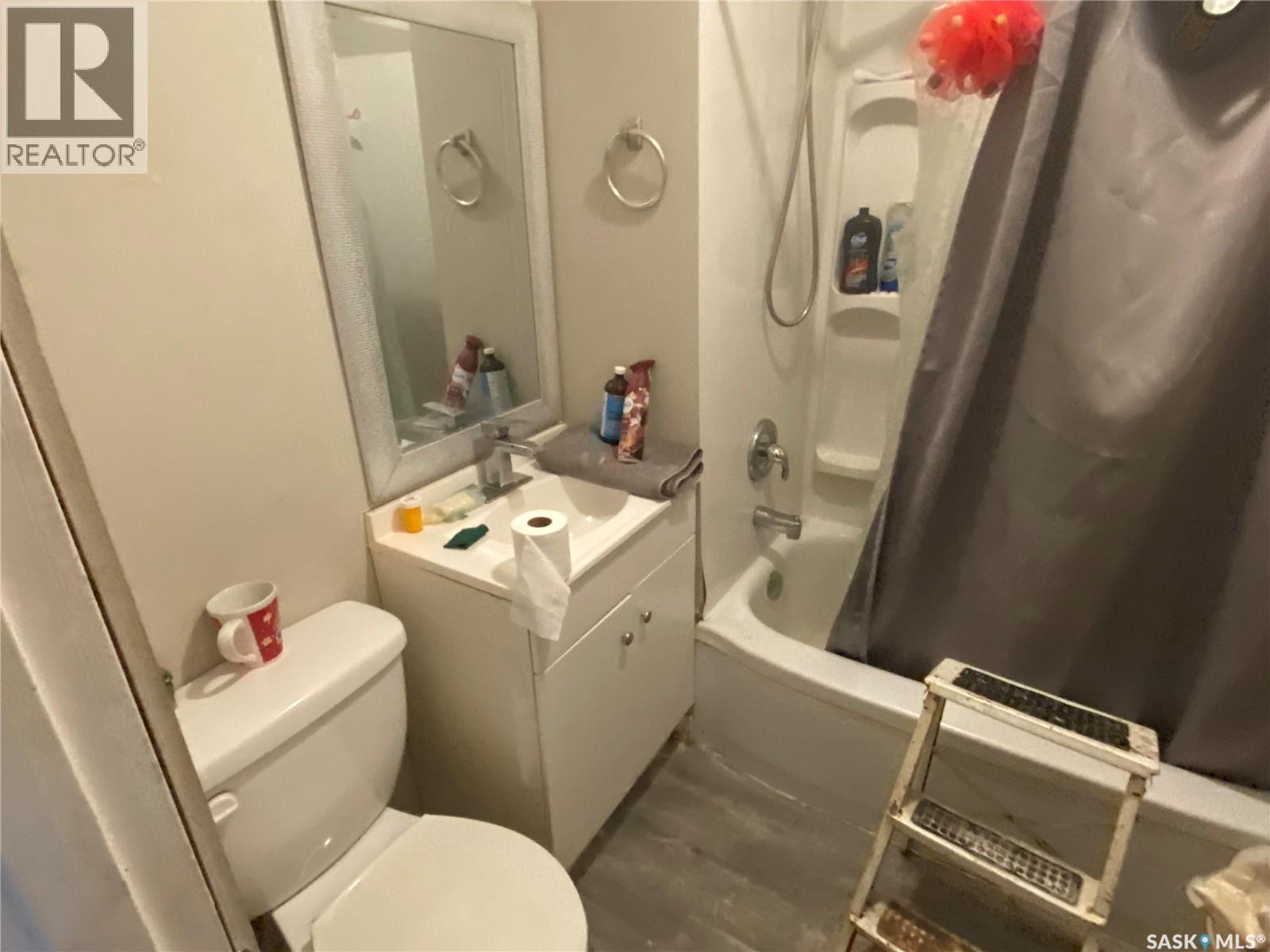 201 U Avenue S, Saskatoon, SK - Indoor Photo Showing Bathroom