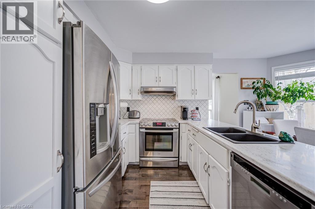 207 Stoke Drive, Kitchener, ON - Indoor Photo Showing Kitchen With Stainless Steel Kitchen With Double Sink With Upgraded Kitchen