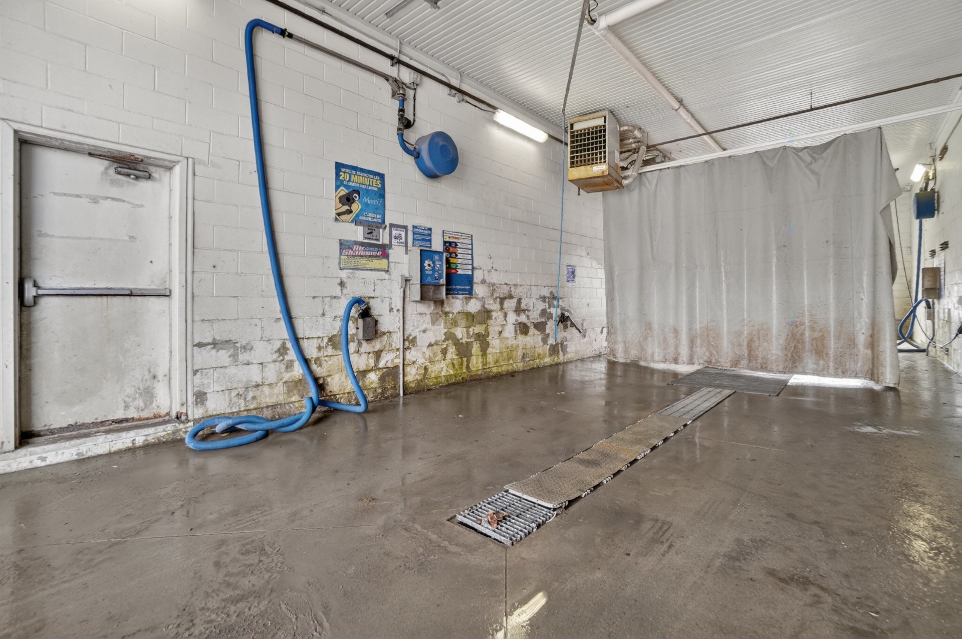 Commerce - 650 - 652 Rue De La Visitation, Saint-Charles-Borromée, QC - Indoor Photo Showing Garage