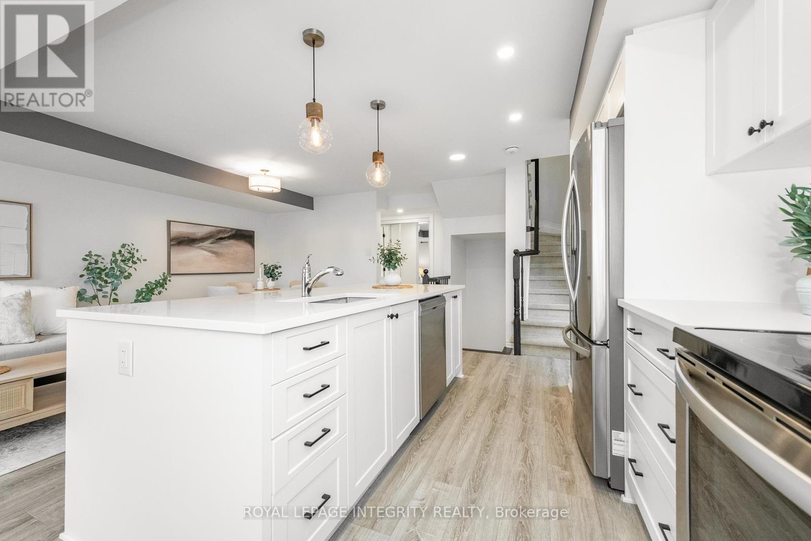 138 - 541 Takamose Private, Ottawa, ON - Indoor Photo Showing Kitchen With Upgraded Kitchen