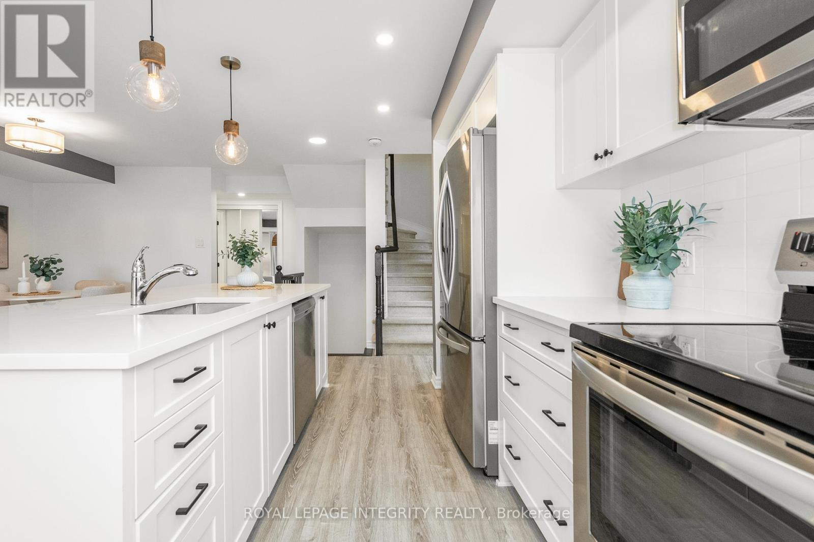 138 - 541 Takamose Private, Ottawa, ON - Indoor Photo Showing Kitchen With Upgraded Kitchen