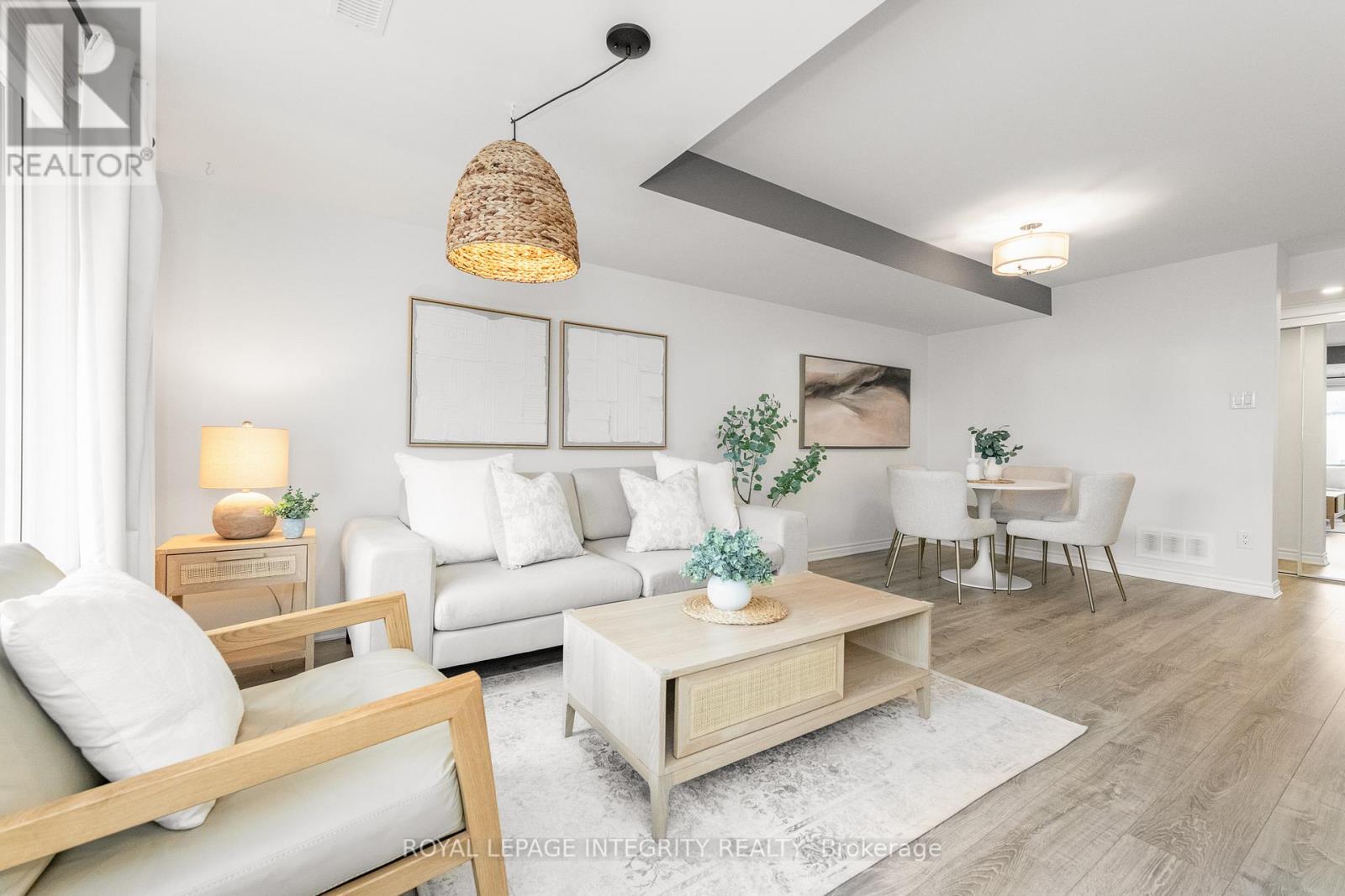 138 - 541 Takamose Private, Ottawa, ON - Indoor Photo Showing Living Room