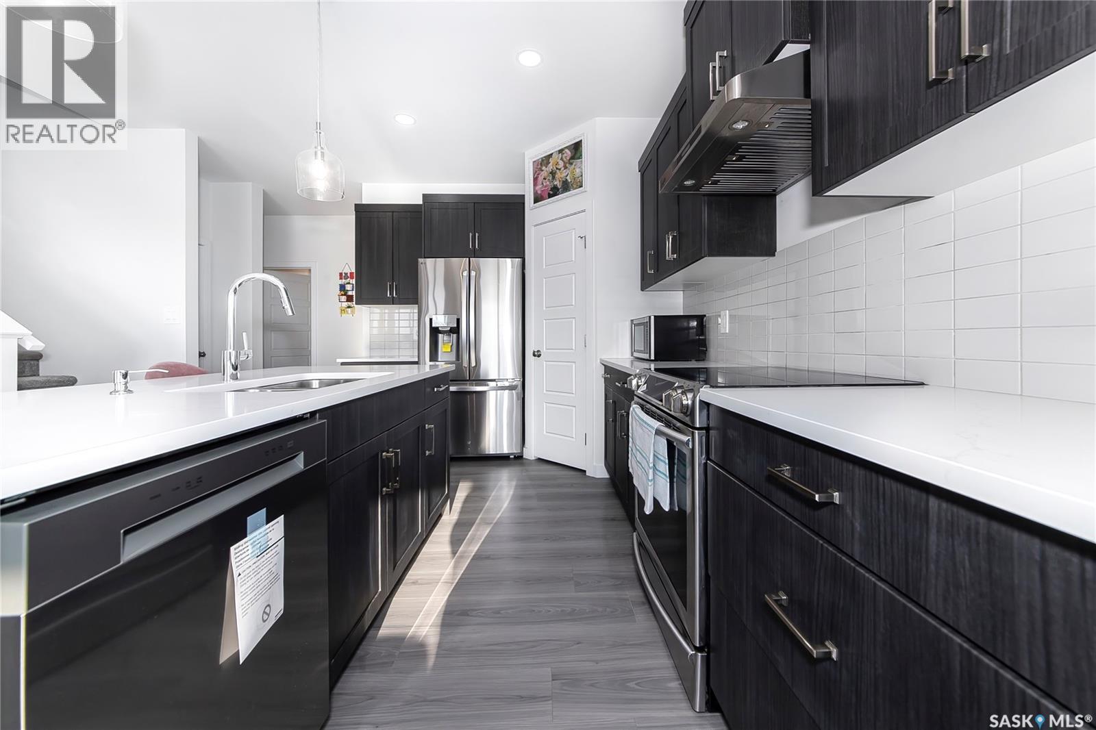 1038 Childers Court, Saskatoon, SK - Indoor Photo Showing Kitchen With Upgraded Kitchen
