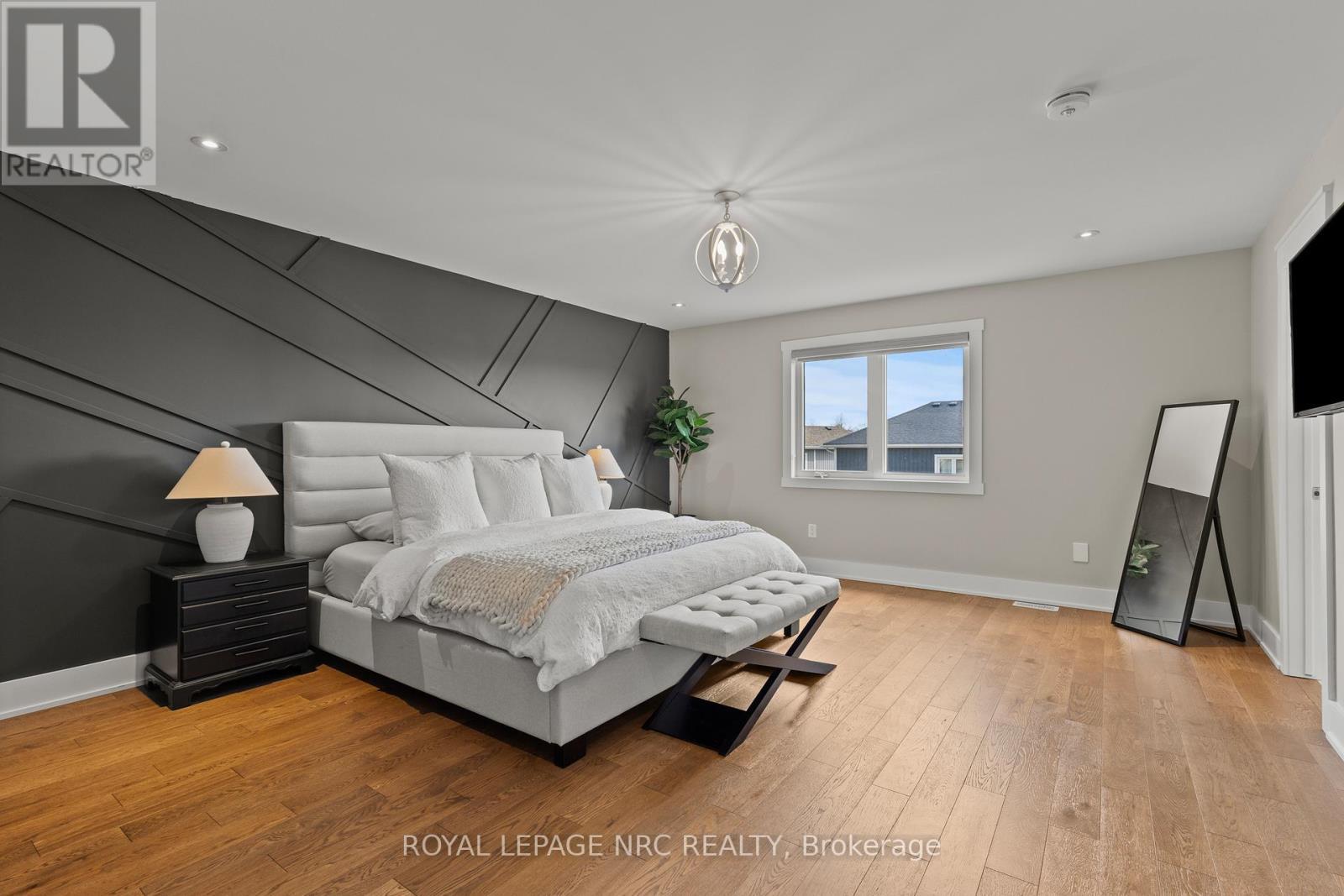 271 Memorial Park Drive, Welland (Lincoln/Crowland), ON - Indoor Photo Showing Bedroom
