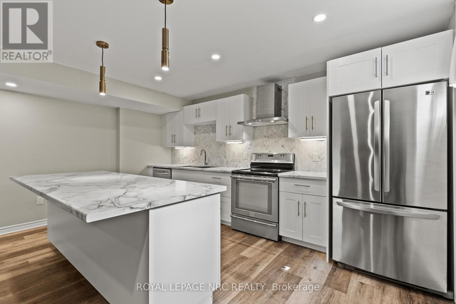 271 Memorial Park Drive, Welland (Lincoln/Crowland), ON - Indoor Photo Showing Kitchen With Stainless Steel Kitchen With Upgraded Kitchen
