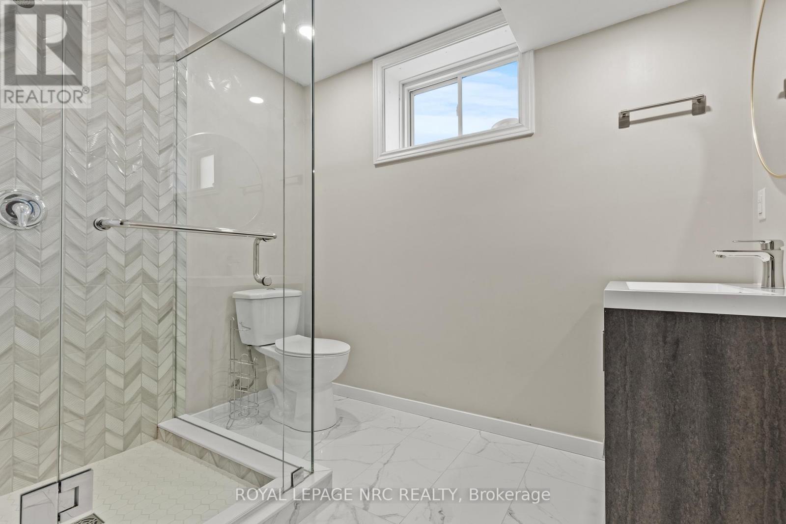 271 Memorial Park Drive, Welland (Lincoln/Crowland), ON - Indoor Photo Showing Bathroom