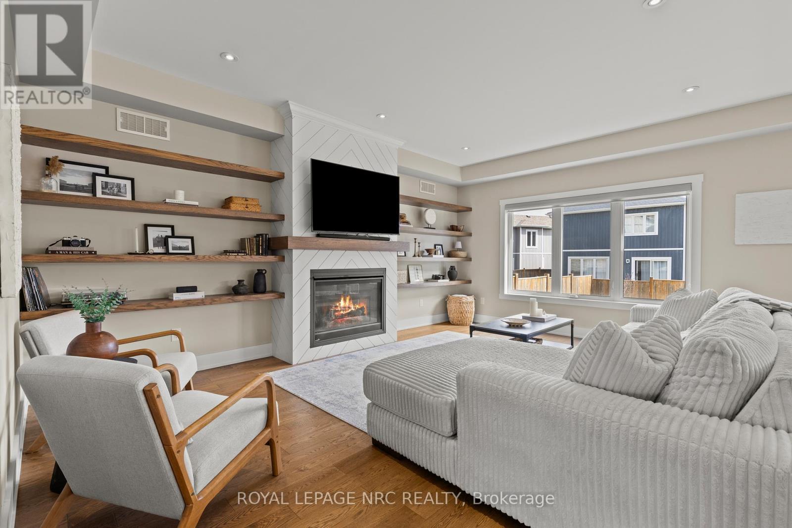 271 Memorial Park Drive, Welland (Lincoln/Crowland), ON - Indoor Photo Showing Living Room With Fireplace