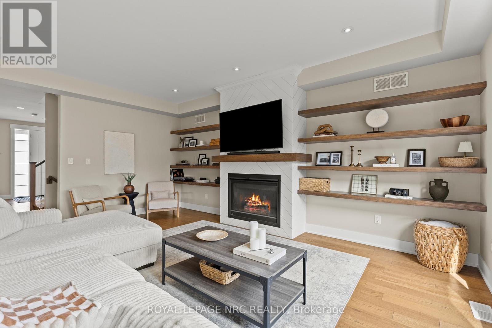 271 Memorial Park Drive, Welland (Lincoln/Crowland), ON - Indoor Photo Showing Living Room With Fireplace