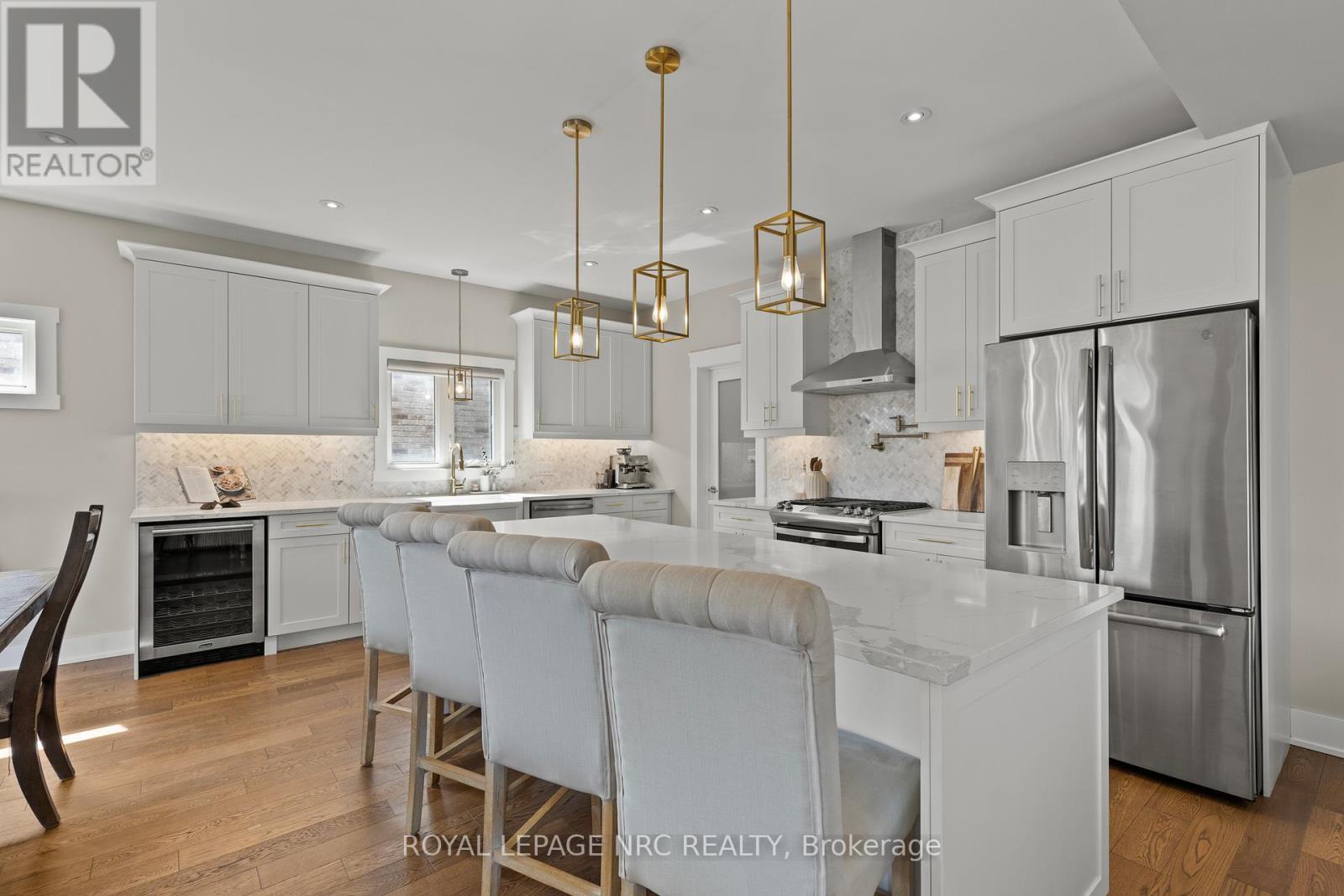 271 Memorial Park Drive, Welland (Lincoln/Crowland), ON - Indoor Photo Showing Kitchen With Stainless Steel Kitchen With Upgraded Kitchen