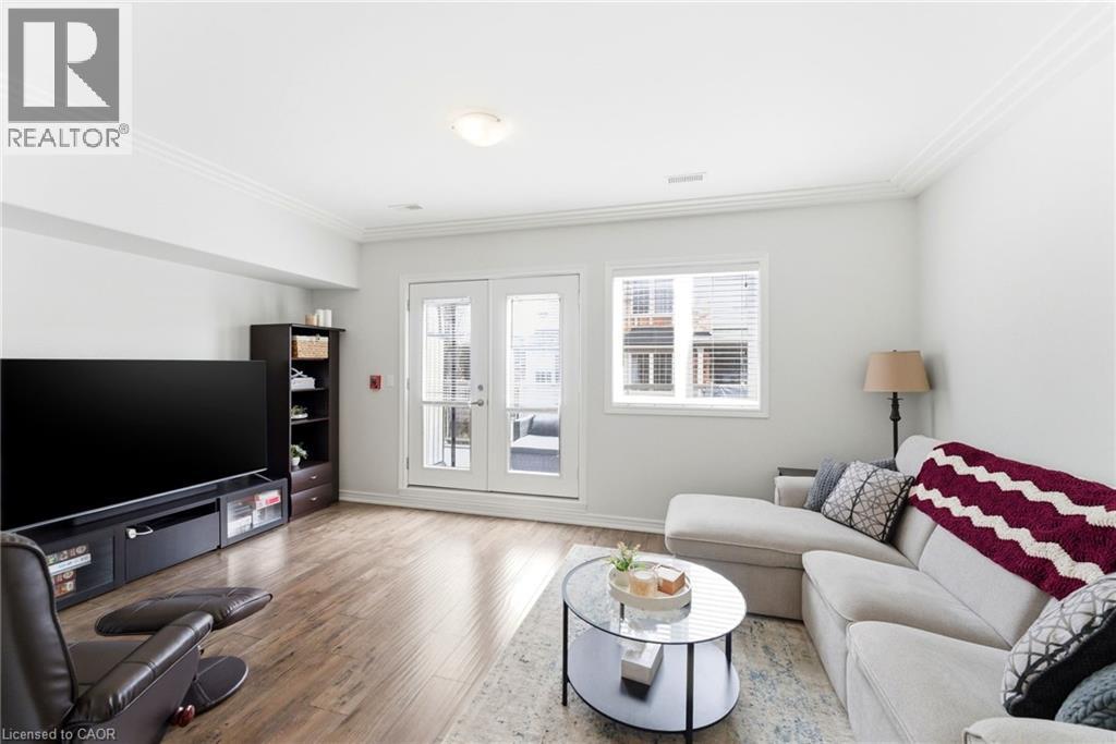362 E Plains Road E Unit# 32, Burlington, ON - Indoor Photo Showing Living Room
