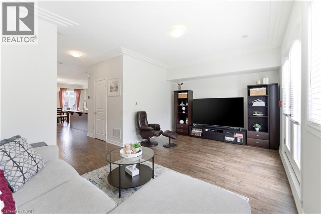 362 E Plains Road E Unit# 32, Burlington, ON - Indoor Photo Showing Living Room