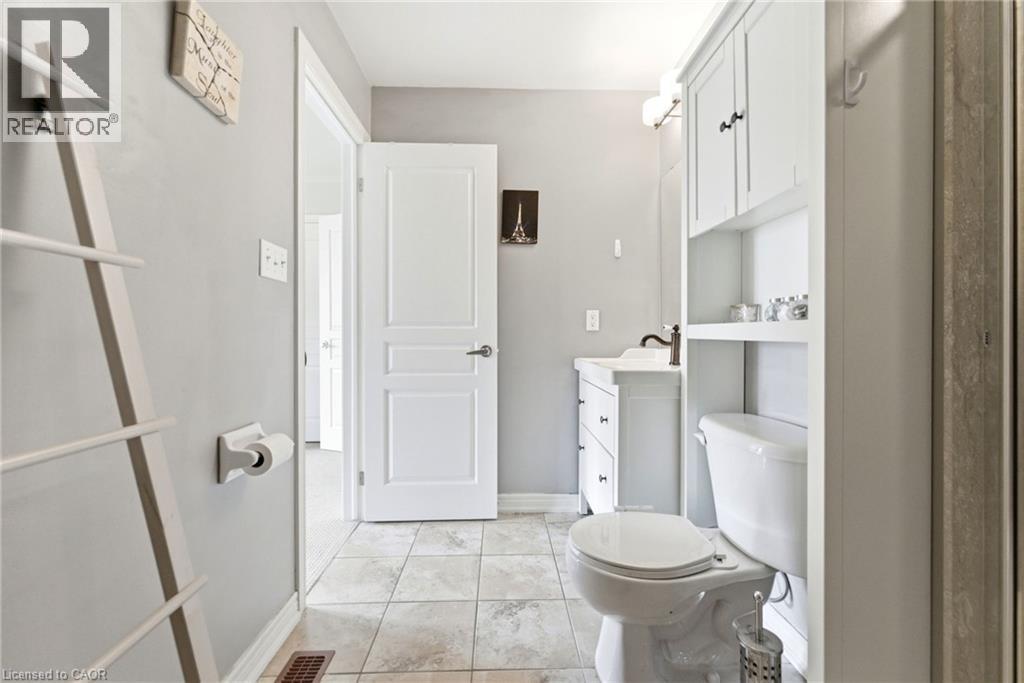 362 E Plains Road E Unit# 32, Burlington, ON - Indoor Photo Showing Bathroom