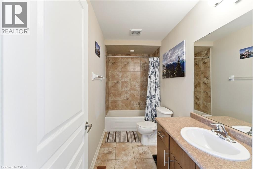 362 E Plains Road E Unit# 32, Burlington, ON - Indoor Photo Showing Bathroom