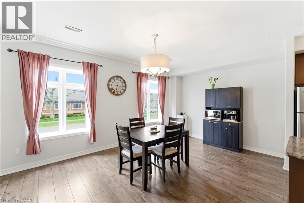 362 E Plains Road E Unit# 32, Burlington, ON - Indoor Photo Showing Dining Room