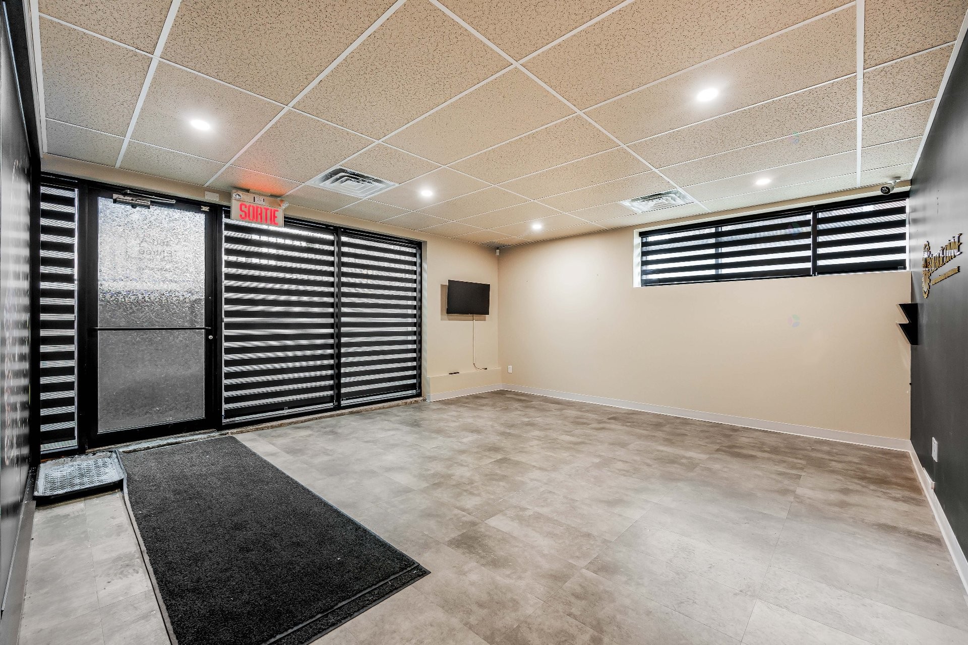 Vue d'ensemble - A-460 Rue St-Charles O., Longueuil (Le Vieux-Longueuil), QC - Indoor Photo Showing Basement