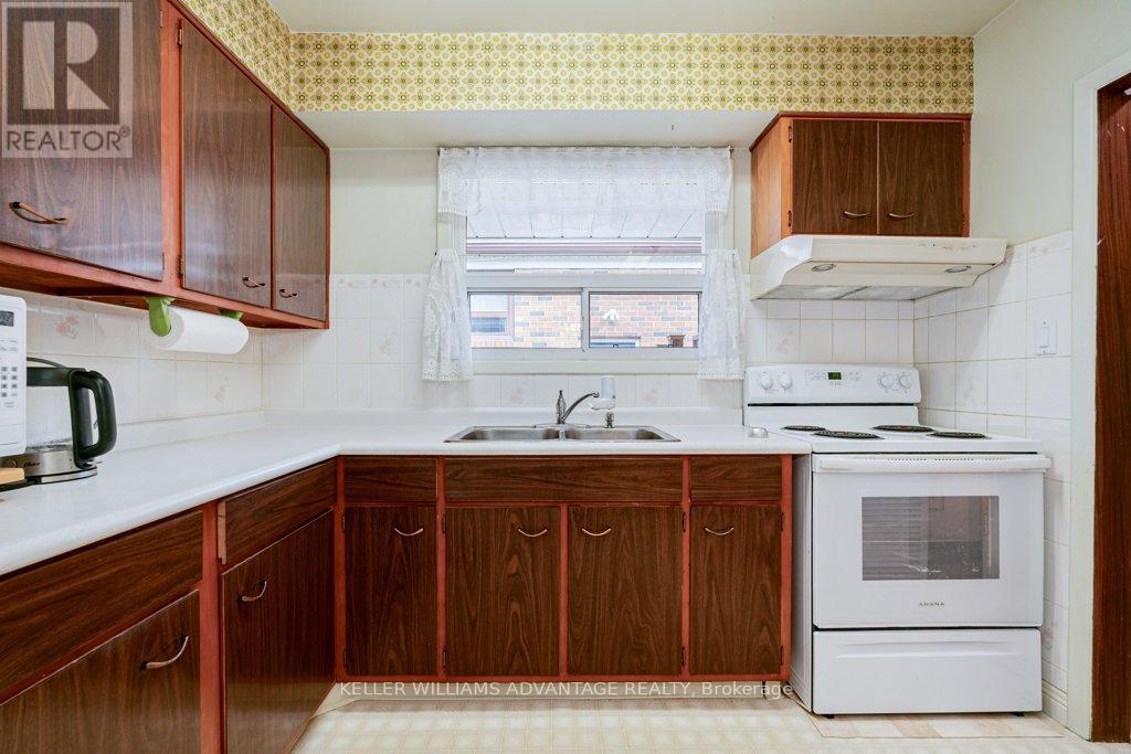 1188 Westerdam Road, Mississauga, ON - Indoor Photo Showing Kitchen With Double Sink
