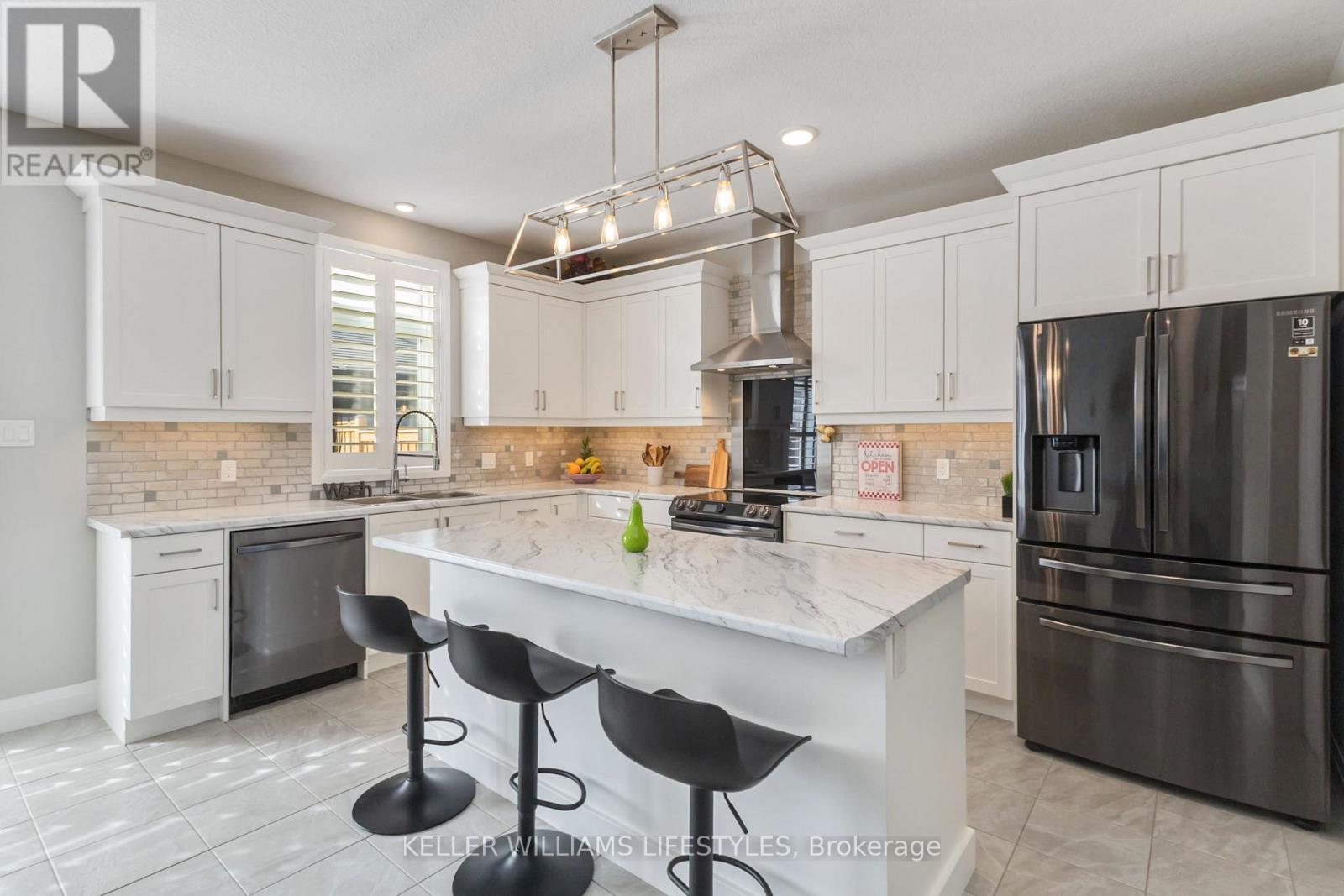 26 Ambrosia Path, St. Thomas, ON - Indoor Photo Showing Kitchen With Upgraded Kitchen