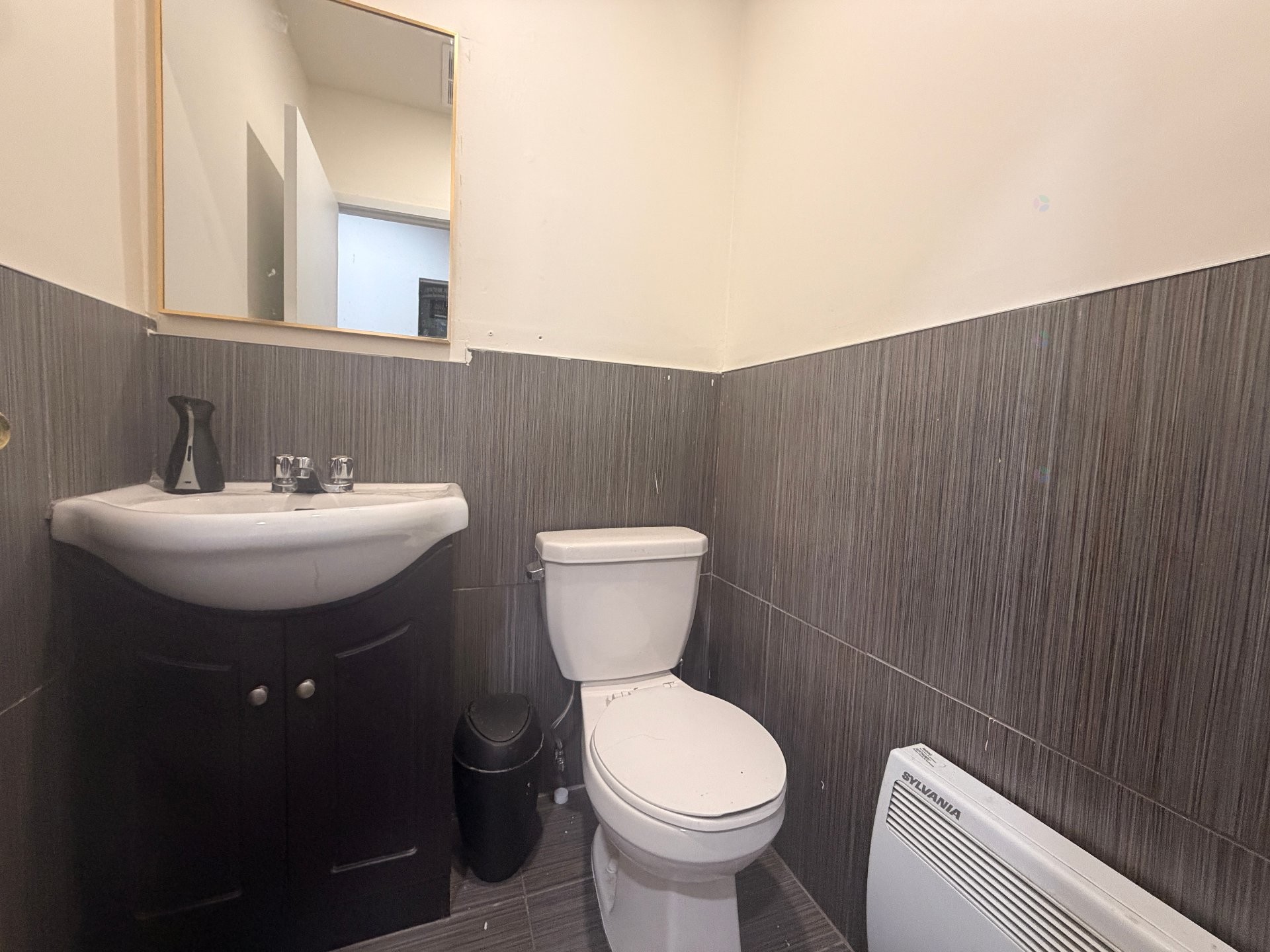 Powder room - 6284 Rue Jean-Talon E., Montréal (Saint-Léonard), QC - Indoor Photo Showing Bathroom